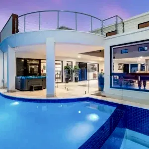 Bakı Lara bölgesinde profesyonel villa temizliği yapan Fresh Cleaning ekibi